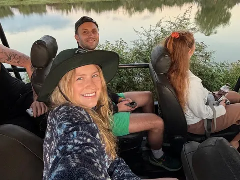 Alina auf einer Safari bei der globerocker Reise in Sri Lanka