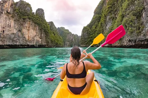 Kanufahren bei einer Gruppenreise nach Thailand mit globerocker