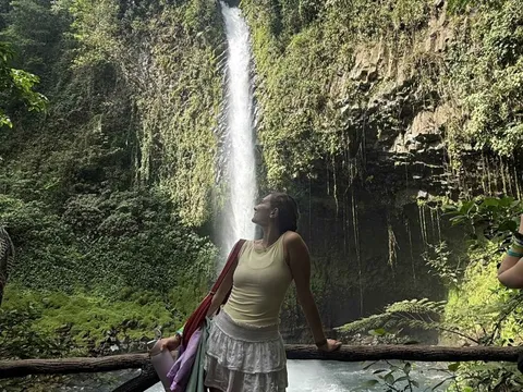 Jackie beim Wasserfall in Costa Rica mit globerocker