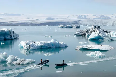 Eisberge im Meer bei einer Abenteuerreise durch Island