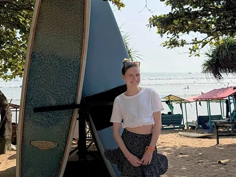 Alina beim Surfkurs bei der globerocker Reise in Sri Lanka