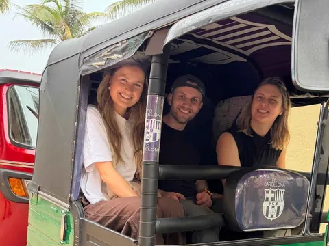 Alina beim Tuk Tuk fahren bei der globerocker Reise in Sri Lanka