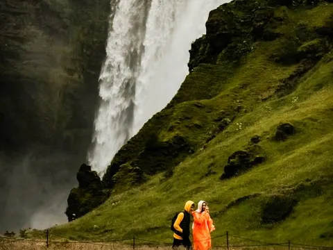 Traveller entdecken Wasserfälle und raue Natur bei einer Reise in Nordeuropa mit globerocker