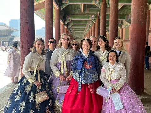 Palast in Seoul in einem klassischen Hanbok bei einer globerocker Gruppenreise