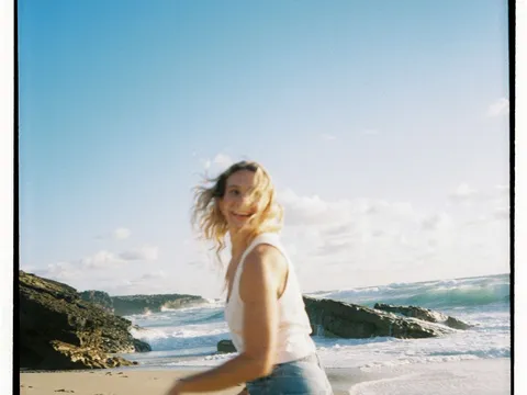 Person alleine beim Single Urlaub am Strand