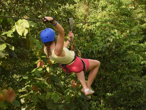 Jackie beim Ziplining in Costa Rica